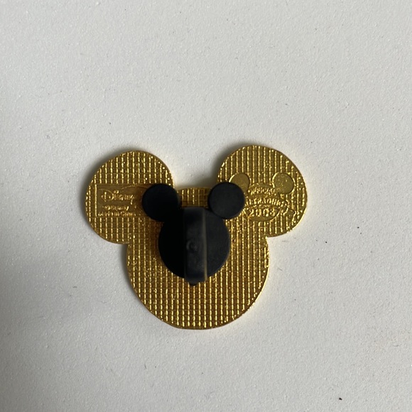 2008 Disney Mickey French flag pin - Picture 3 of 3